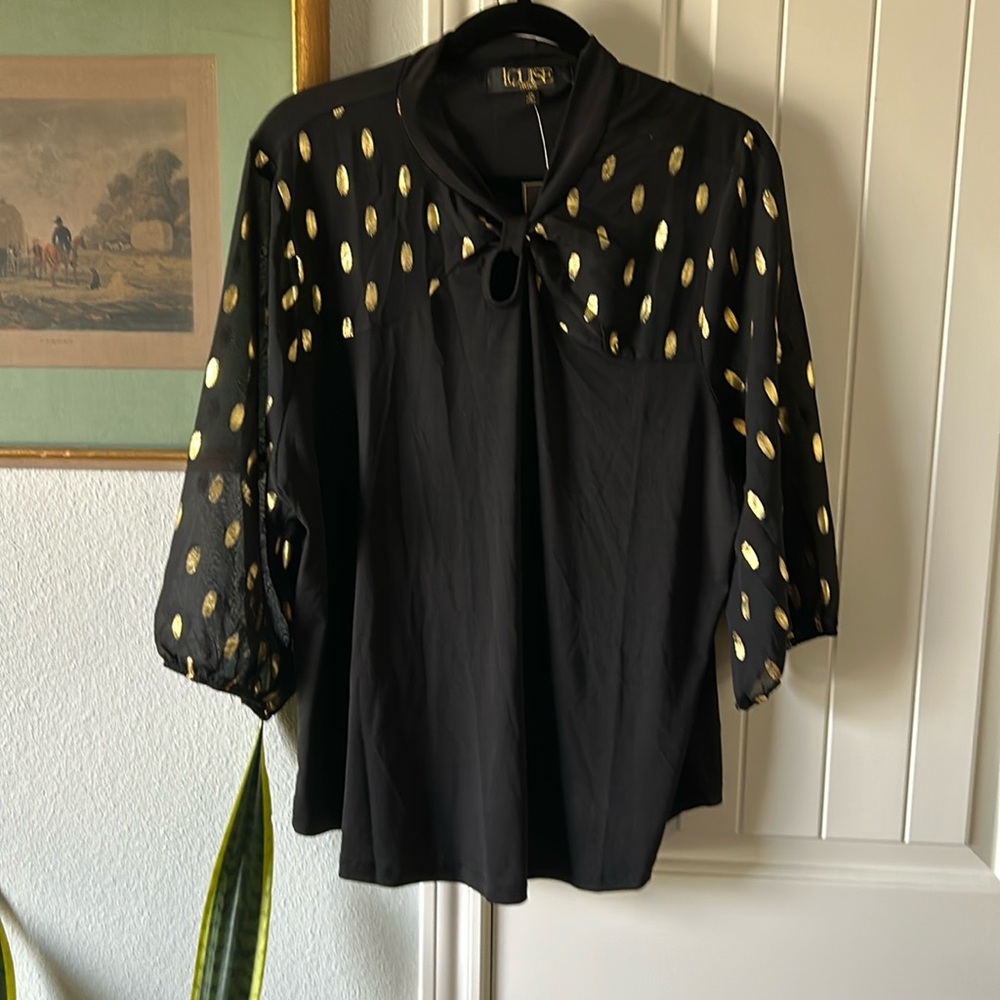 Beautiful NWT Louise of Paris black and gold blouse